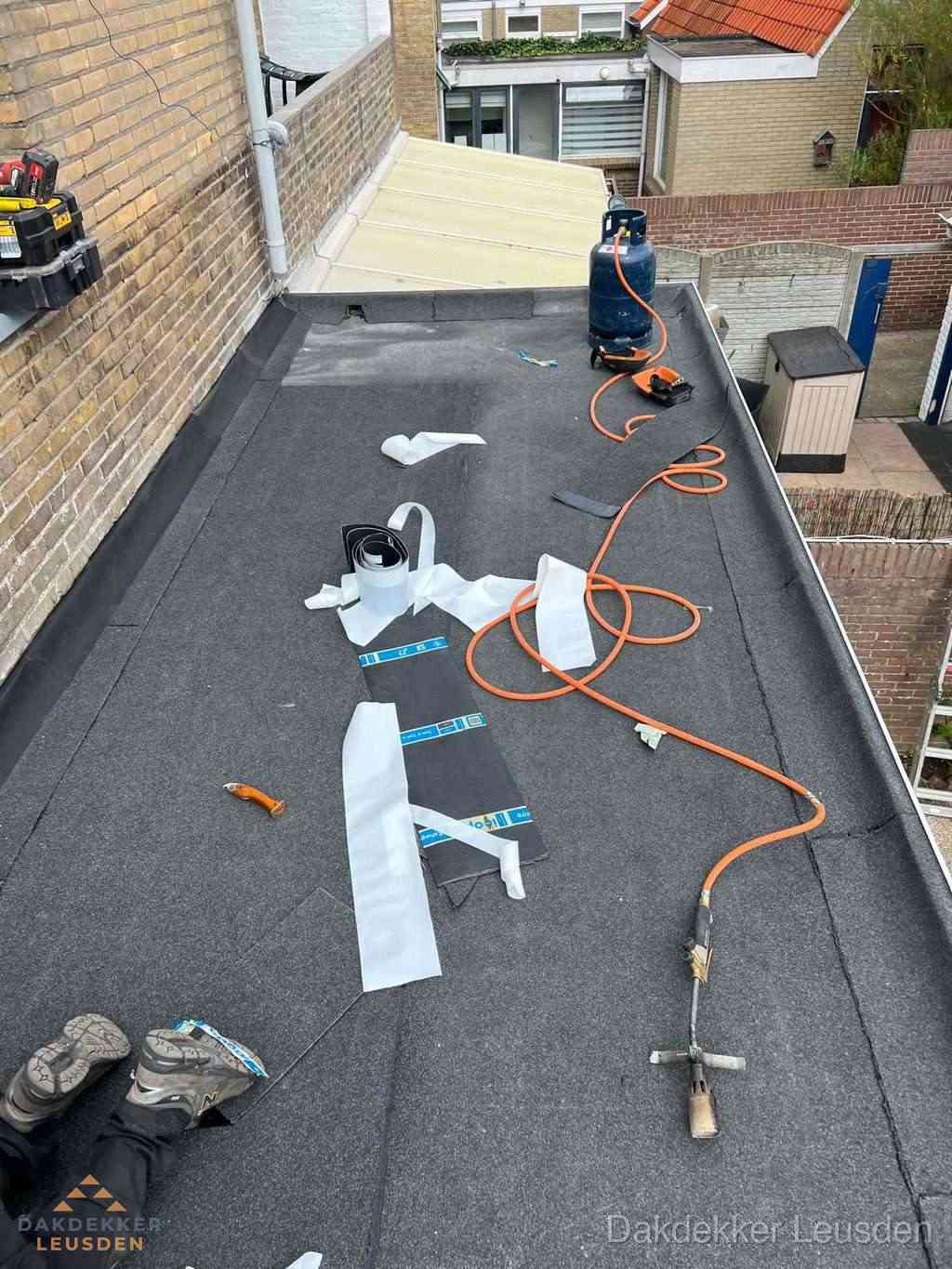 Dakdekker brengt EPDM dakbedekking aan op plat dak in Leusden Dakdekker brengt EPDM dakbedekking aan op plat dak in Leusden