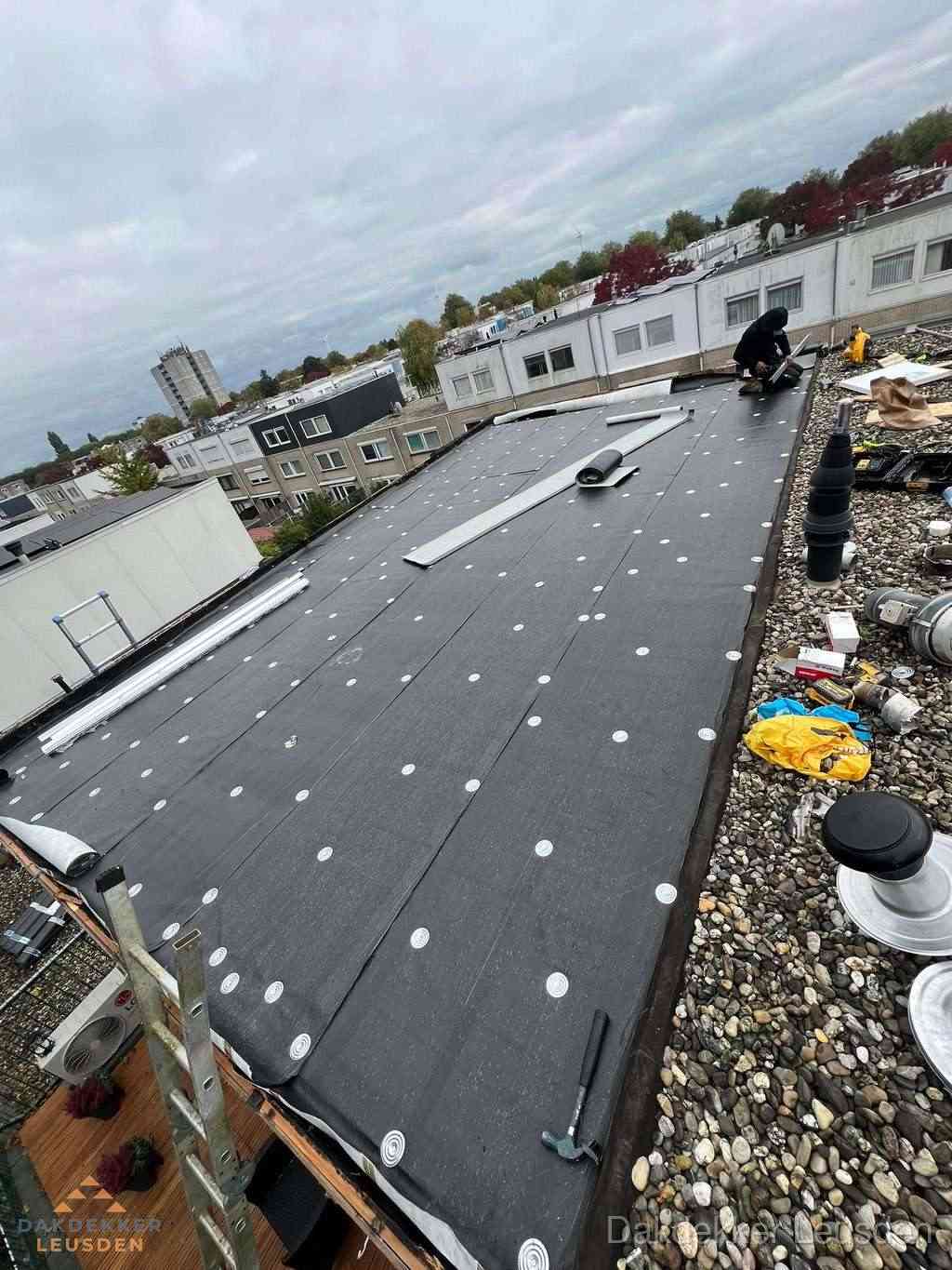 Dakleer vervangen op groot plat dak door dakdekker in Leusden Dakleer vervangen op groot plat dak door dakdekker in Leusden