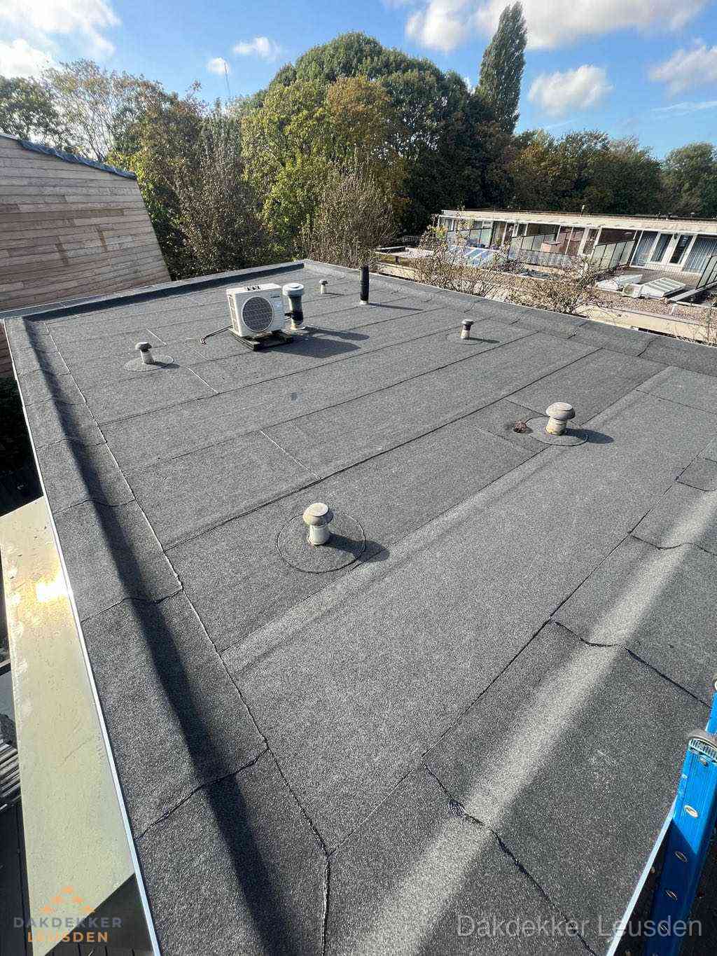 Plat dak met bitumen en brandgereedschap van dakdekkersbedrijf in Leusden Plat dak met bitumen en brandgereedschap van dakdekkersbedrijf in Leusden